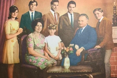 Calendário Antoniano de 1968, com a família de Virgilio Tonietto. Dona Dalva Buffon Tonietto e seu Luiz Tonietto aparecem junto a Stela (a caçula), Elisabeth, Airton, Edson, Jorge e Virgilio Tonietto. <!-- NICAID(14712630) -->