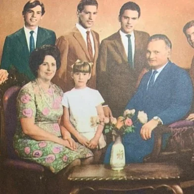 Calendário Antoniano de 1968, com a família de Virgilio Tonietto. Dona Dalva Buffon Tonietto e seu Luiz Tonietto aparecem junto a Stela (a caçula), Elisabeth, Airton, Edson, Jorge e Virgilio Tonietto. <!-- NICAID(14712630) -->