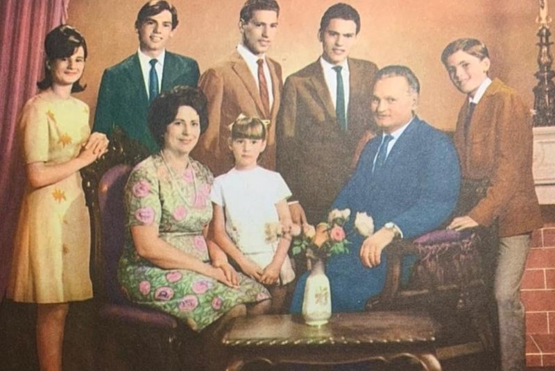 Calendário Antoniano de 1968, com a família de Virgilio Tonietto. Dona Dalva Buffon Tonietto e seu Luiz Tonietto aparecem junto a Stela (a caçula), Elisabeth, Airton, Edson, Jorge e Virgilio Tonietto. <!-- NICAID(14712630) -->
