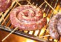 Assadora dá dicas para preparar linguiça artesanal em casa para o churrasco