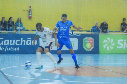 Lance do jogo entre Santa Cruz e Serafina Corrêa, pela Série B do Gauchão de Futsal 2024.