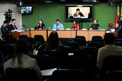CAXIAS DO SUL, RS, BRASIL, 14/04/2023. Sala das Comissões Vereadora Geni Peteffi - Depoimentos das testemunhas de defesa e do vereador Sandro Fantinel (sem partido). Serão 10 pessoas ouvidas, mais o parlamentar, que se defende no processo de cassação após ser acusado de quebra de decoro por falas preconceituosas contra os baianos no plenário da Câmara em 28/02. Da E p/ D: testemunha Carina Machado de Souza dos Santos, vereadores Edi Carlos, Tatiane Frizzo e Felipe Gremelmaier. (Porthus Junior/Agência RBS)<!-- NICAID(15403106) -->