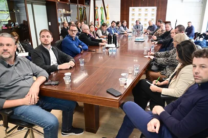 Cerca de 20 municípios devem estar participando do projeto Antigranizo, iniciativa que busca diminuir os impactos do fenômeno climático nas áreas rurais de Caxias do Sul e região. Os prefeitos interessados tem até o dia 10 de maio para formalizar, via ofício, a participação da ação. A coordenação do projeto é da prefeitura de Caxias. <!-- NICAID(16025877) -->