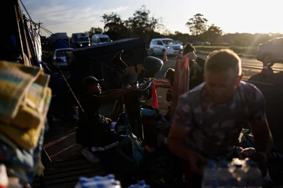 PORTO ALEGRE, RS, BRASIL - 2024.05.31- Situação de moradores de Eldorado e região das ilhas que estão vivendo nas margens da BR-290. Foto: (Renan  Mattos/ Agência RBS)<!-- NICAID(15778396) -->