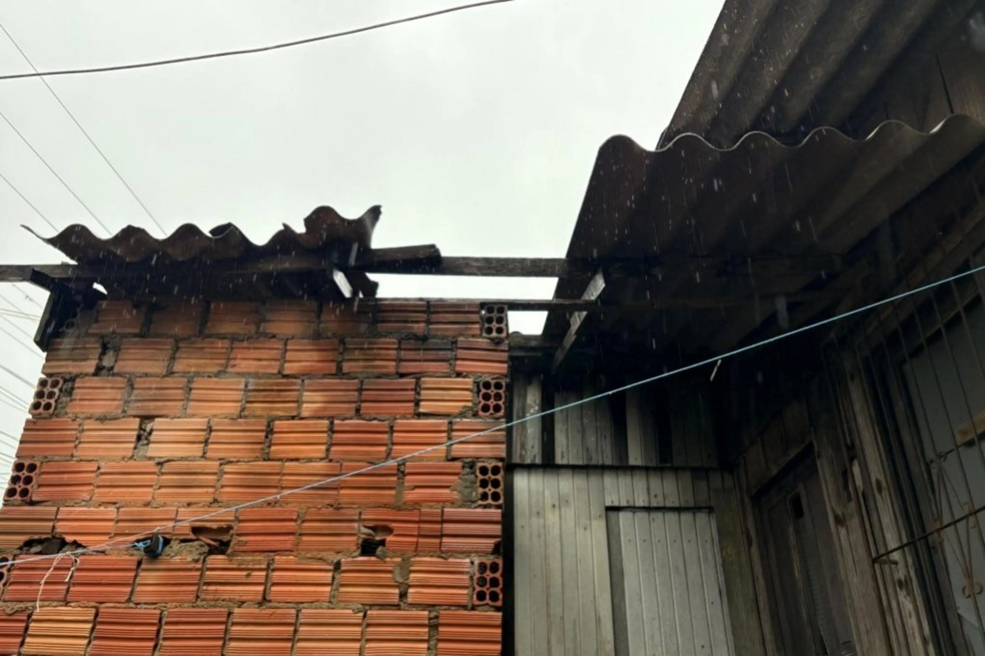 "A gente teve que se esconder embaixo da mesa com as crianças", diz moradora que teve casa destelhada em Igrejinha | GZH