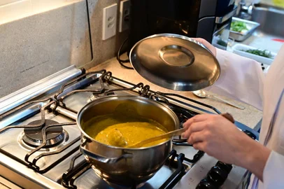Sopa é aliada para combater o frio e dar ao corpo os nutrientes necessários para o inverno, como a versão da nutricionista Paula Corrêa, do programa Viver Bem Unimed Porto Alegre - Foto: Tadeu Vilani/Especial<!-- NICAID(15821977) -->