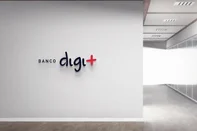 O banco Digimais, do bispo Edir Macedo — que está em crise e à venda há mais de um ano  —, lançou mão de uma manobra com uso de fundos de investimentos para limpar seu balanço de perdas multimilionárias. Documentos obtidos pelo Estadão e analisados por especialistas mostram que o banco fez com que carteiras de financiamentos com inadimplência de centenas de milhões de reais saíssem de suas demonstrações financeiras. Também vendeu precatórios que estão longe de serem pagos à própria holding de Macedo, em uma transação que pôs auditores em estado de alerta.<!-- NICAID(16287346) -->