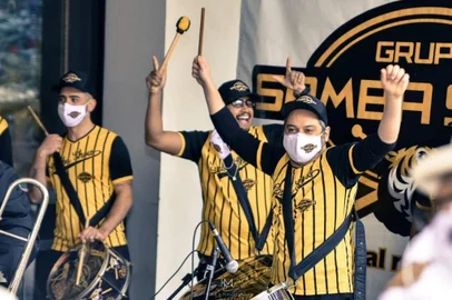 Grupo Samba Show<!-- NICAID(14954826) -->