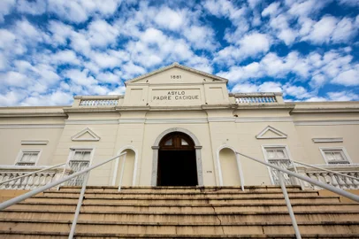 PORTO ALEGRE, RS, BRASIL, 06/06/2018 : 120 anos do asilo padre cacique - situação financeira problemática. (Omar Freitas/Agência RBS)Indexador: Omar Freitas<!-- NICAID(13587701) -->