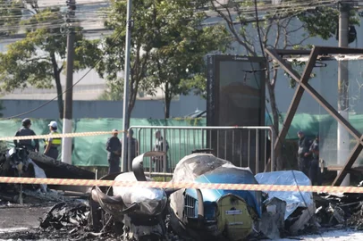 Queda de avião na zona oeste de SP deixa dois mortos e dois feridosSP - AVIÃO/QUEDA/SP/ZONA OESTE - GERAL - Uma avião de pequeno porte caiu na   Avenida Marques de São Vicente, na   Barra Funda, zona oeste de São Paulo,   na manhã desta sexta-feira, 7. Segundo   o Corpo de Bombeiros, as informações   iniciais são de dois mortos e dois   feridos. Restos de combustíveis se   espalharam sobre um ônibus e carros que   estavam na via e pegaram fogo. Os dois   mortos são os ocupantes da aeronave,   cujas identidades ainda não foram   divulgadas. Os feridos são uma idosa,   ocupante do ônibus, e um motociclista.   Ambos tiveram ferimentos leves, segundo   o Corpo dos Bombeiros. O ônibus estava   quase vazio na hora do acidente. A   avenida, uma das mais movimentadas da   região permanece interditada.   07/02/2025 - Foto: WERTHER SANTANA/ESTADÃO CONTEÚDOEditoria: GERALLocal: SÃO BENTO DO SAPUCAÍIndexador: WERTHER SANTANAFotógrafo: ESTADÃO CONTEÚDO<!-- NICAID(15971108) -->