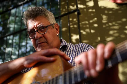 PORTO ALEGRE, RS, BRASIL, 02-03-2026: Após um período afastado para cuidar da saúde, o músico Julio Reny volta aos palcos com a turnê Oceano de Bondade. Foto: Bruno Todeschini/Agência RBS<!-- NICAID(16236827) -->