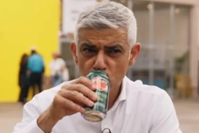 @mayorofldn / Reprodução Instagram prefeito de Londres, Sadiq Khan, provando petiscos típicos do Brasil.<!-- NICAID(16167152) -->