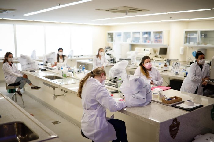 Alunos de Farmácia e Biomedicina têm aula prática de Hematologia, em laboratório