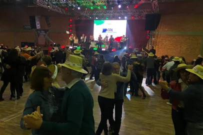 Cerca de duas mil pessoas prestigiaram a 41ª Noite Italiana de Antônio Prado, realizada neste sábado (19), na cidade mais italiana do Brasil. A recepção aos visitantes da primeira noite da festa foi feita pela presidente Câmara de Dirigentes e Lojistas (CDL) de Antônio Prado e da Noite Italiana, Claudimira Maschio (Claudia), a diretoria da entidade, prefeito do município, Roberto José Dalle Molle e demais autoridades. Além disso, o público pode se divertir com a alegria da corte de soberanas de Antônio Prado, a rainha Ingrid Lodi Barison e as princesas Amanda Falavigna e Ana Júlia Toresan Cavazzola, os conhecidos mascotes, o Nono Valentin e a Nona Valentina e os shows dos grupos Girotondo e Q’ Balanço.<!-- NICAID(15515443) -->