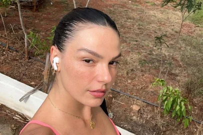 Isis Valverde em selfie publicada no Instagram.<!-- NICAID(15896874) -->