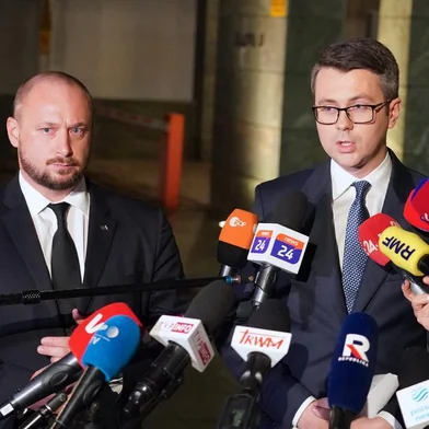 Head of the Office of National Security, Jacek Siewiersk (L), and Spokesperson  of the Polish government, Piotr Muller, make a statement after a crisis meeting  of the Office of National Security, in Warsaw, on November 15, 2022. - Poland put its military on heightened readiness on November 14, 2022 after Russian missiles reportedly landed inside the NATO member's borders in a potentially major escalation of the war in Ukraine. Ukraine's President Volodymyr Zelensky accused Russia of firing the missiles into Poland, but there was no immediate confirmation from either Warsaw or Washington, and Moscow dismissed the reported strikes as a "provocation" intended to escalate tensions. (Photo by JANEK SKARZYNSKI / AFP)Editoria: WARLocal: WarsawIndexador: JANEK SKARZYNSKISecao: armed conflictFonte: AFPFotógrafo: STR<!-- NICAID(15266433) -->