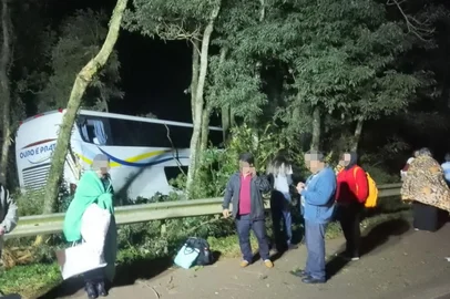 Homem morre e pessoas ficam feridas em acidente entre carro e ônibus na RS-569<!-- NICAID(16035131) -->