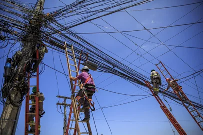 PORTO ALEGRE, RS, BRASIL - 28.10.2021 - CEEE retirando excesso de fios nos postes de luz na Avenida Francisco Silveira Bitencourt, no bairro Sarandi, na Capital. (Foto: Jefferson Botega/Agencia RBS)Indexador: Jeff Botega<!-- NICAID(14927059) -->