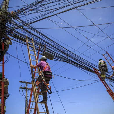 PORTO ALEGRE, RS, BRASIL - 28.10.2021 - CEEE retirando excesso de fios nos postes de luz na Avenida Francisco Silveira Bitencourt, no bairro Sarandi, na Capital. (Foto: Jefferson Botega/Agencia RBS)Indexador: Jeff Botega<!-- NICAID(14927059) -->