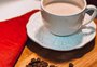 Aprenda duas receitas de chocolate quente e café cremosos para aquecer