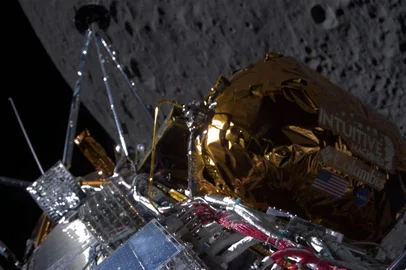 In this photo courtesy of Intuitive Machines, Odysseus passes over the near side of the Moon following lunar orbit during the IM-1 mission on February 21, 2024. An Intuitive Machines Nova-C class lunar lander is bound for the moon, where it will attempt to land near the south pole and carry out experiments that pave the way for the return of American astronauts later this decade. (Photo by Handout / Intuitive Machines / AFP) / RESTRICTED TO EDITORIAL USE - MANDATORY CREDIT "AFP PHOTO / INTUITIVE MACHINES" - NO MARKETING NO ADVERTISING CAMPAIGNS - DISTRIBUTED AS A SERVICE TO CLIENTSEditoria: SCILocal: In spaceIndexador: HANDOUTSecao: space programmeFonte: Intuitive MachinesFotógrafo: Handout<!-- NICAID(15686443) -->