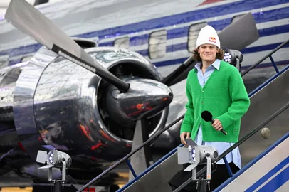 Norway's skier Lucas Braathen unboards a plane to attend a media event about his future, on March 7, 2024 in Salzburg, Austria. The 23-year-old Norwegian had surprised in October 2023 by announcing his retirement after a dispute with his national federation. (Photo by BARBARA GINDL / APA / AFP) / Austria OUTEditoria: SPOLocal: SalzburgIndexador: BARBARA GINDLSecao: alpine skiingFonte: APAFotógrafo: STF<!-- NICAID(15699858) -->