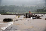 CAXIAS DO SUL, RS, BRASIL, 18/06/2025. Ponte da Cooperação entre Caxias do Sul x Nova Petrópolis teve cabeceira levada pela força da água do rio. (Neimar de Cesero/Agência RBS)Indexador: Neimar De Cesero<!-- NICAID(16062845) -->