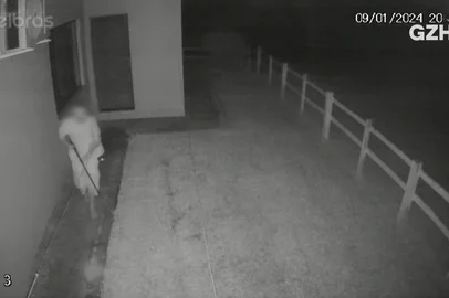 Foragido flagrado por câmeras de segurança<!-- NICAID(15652297) -->