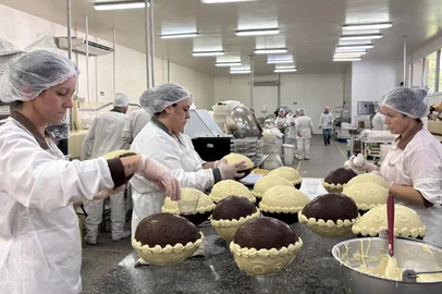 Chocolateiros produzem ovos de chocolate artesanal em Gramado<!-- NICAID(16222465) -->