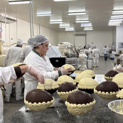 Chocolateiros produzem ovos de chocolate artesanal em Gramado<!-- NICAID(16222465) -->