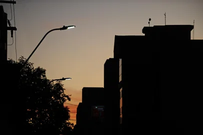 CAXIAS DO SUL, RS, BRASIL, 19/05/2023. Iluminação nas ruas e avenidas de Caxias ará a ser em LED após concessão do serviço para empresa. A formalização do serviço depende de etapas e prazos legais que, se forem cumpridos sem imprevistos, vão permitir iniciar a modernização das luminárias da cidade no começo de 2024. A atuação da empresa contratada, porém, pode ocorrer ainda neste ano, com reparos na rede atual. Na foto, postes de iluminação pública na rua Pinheiro Machado. (Porthus Junior/Agência RBS)Indexador: Porthus Junior                  <!-- NICAID(15433506) -->