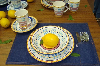 Mesa posta na 20ª Abub Show, com conjunto de jantar e pasta em estampas mediterrâneas, da Maxwell & Williams, e jogo americano jeans, da Spicy. Produtos lançados pela importadora M.Cassab.<!-- NICAID(3079863) -->