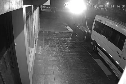 Homem morre após bater Porsche em árvore e carro pegar fogo: assista ao vídeo<!-- NICAID(15554800) -->
