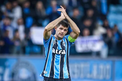RS - FUTEBOL/CAMPEONATO BRASILEIRO 2025/GREMIO x CORINTHIANS - ESPORTES - Lance da partida entre Gremio e Corinthians isputada na noite desta quinta-feira, na Arena do Gremio, em partida valida pela Campeonato Brasileiro 2025. Na foto, Kannemann. FOTO: LUCAS UEBEL/GREMIO FBPA<!-- NICAID(16059673) -->