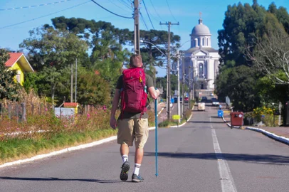 FARROUPILHA,RS, BRASIL, 24/05/2023. Inspirada em peregrinações como o Caminho da Fé, ao Santuário de Aparecida, em São Paulo, e o mítico Santiago de Compostela, na Espanha, os Caminhos de Caravaggio parte de Canela, passa por Nova Petrópolis, Gramado e Caxias até finalmente chegar ao Santuário de Farroupilha. Na foto, repórter Pedro Zanrosso (Neimar De Cesero/Agência RBS)Indexador: NEIMAR DE CESERO<!-- NICAID(15438030) -->