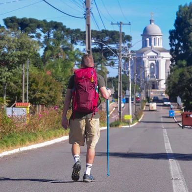 FARROUPILHA,RS, BRASIL, 24/05/2023. Inspirada em peregrinações como o Caminho da Fé, ao Santuário de Aparecida, em São Paulo, e o mítico Santiago de Compostela, na Espanha, os Caminhos de Caravaggio parte de Canela, passa por Nova Petrópolis, Gramado e Caxias até finalmente chegar ao Santuário de Farroupilha. Na foto, repórter Pedro Zanrosso (Neimar De Cesero/Agência RBS)Indexador: NEIMAR DE CESERO<!-- NICAID(15438030) -->