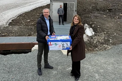 Presidente da Embrapa entrega nova remessa de sementes do Brasil ao Banco de Svalbard<!-- NICAID(16309264) -->