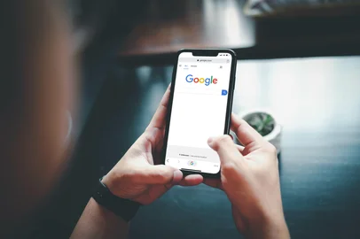 Bangkok. Thailand. MAR 1,2023 : :A woman is typing on Google search engine from Iphone.Google is the biggest Internet search engine in the world.Fonte: 583010682<!-- NICAID(15611383) -->