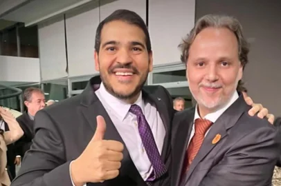 BRASÍLIA, DF, BRASIL - 21/11/2025 - Indicado por Lula ao STF, Jorge Messias ao lado do advogado Marco Aurelio de Carvalho, coordenador do grupo Prerrogativas (Foto: Arquivo pessoal/Arquivo pessoal)<!-- NICAID(16275564) -->