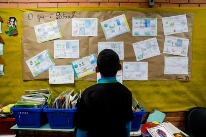 PORTO ALEGRE, RS, BRASIL, 05.09.2022: atividade da semana da patria na Escola Municipal de Ensino Fundamental Vereador Antonio Giudice, na capital, em sala de aula. Foto: Camila Hermes/Agencia RBS<!-- NICAID(15198370) -->