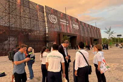 Rosane de Oliveira / Agência RBS Belém do Pará, 9 de novembro de 2025Pessoas em frente ao local de realizaão da COP. <!-- NICAID(16163804) -->