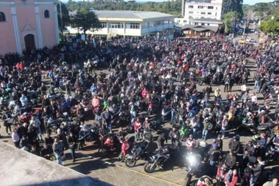 O sábado (21) de sol foi um convite para mais de 4 mil pessoas praticarem a fé no Santuário de Nossa Senhora de Caravaggio, em Farroupilha. Os milhares de devotos participaram da 43ª Romaria dos Motociclistas que ocorreu durante a tarde. Pela manhã, 3 mil pessoas já haviam se dirigido ao santuário na 11ª edição da Caminhada e Corrida da Fé.<!-- NICAID(15103350) -->