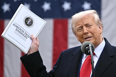 Trump delivers remarks on reciprocal tariffsUS President Donald Trump delivers remarks on reciprocal tariffs during an event in the Rose Garden entitled "Make America Wealthy Again" at the White House in Washington, DC, on April 2, 2025. Trump geared up to unveil sweeping new "Liberation Day" tariffs in a move that threatens to ignite a devastating global trade war. Key US trading partners including the European Union and Britain said they were preparing their responses to Trump's escalation, as nervous markets fell in Europe and America. (Photo by Brendan SMIALOWSKI / AFP)Editoria: FINLocal: WashingtonIndexador: BRENDAN SMIALOWSKISecao: metal and mineralFonte: AFPFotógrafo: STF<!-- NICAID(16008797) -->