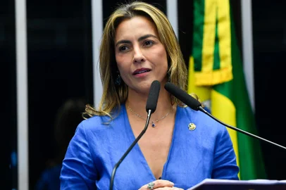 PlenÃ¡rio do Senado Federal durante sessÃ£o deliberativa ordinÃ¡ria. Na ordem do dia, a Proposta de Emenda Ã  ConstituiÃ§Ã£o (PEC) 72/2023, que livra da incidÃªncia do Imposto sobre a Propriedade de VeÃ­culos Automotores (IPVA) os veÃ­culos terrestres com mais de 20 anos de fabricaÃ§Ã£o. Em discurso, Ã  tribuna, senadora Soraya Thronicke (Podemos-MS).Foto: Marcos Oliveira/AgÃªncia Senado<!-- NICAID(15701701) -->