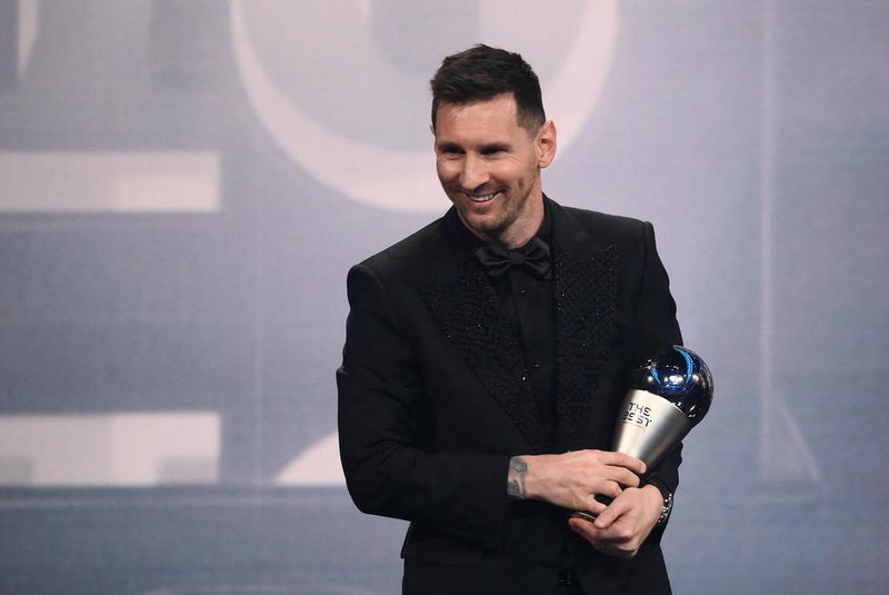 Argentina and Paris Saint-Germain forward Lionel Messi poses on stage after receiving the Best FIFA Mens Player award during the Best FIFA Football Awards 2022 ceremony in Paris on February 27, 2023. (Photo by FRANCK FIFE / AFP)Editoria: SPOLocal: ParisIndexador: FRANCK FIFESecao: soccerFonte: AFPFotógrafo: STF<!-- NICAID(15361390) -->