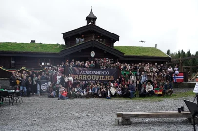 Vikings de Bombacha / Divulgação Quase 170 gaúchos e gaúchas se reuniram entre os dias 11 e 13 de setembro para a 7ª edição do Acampamento Farroupilha Mais ao Norte do Mundo, na Noruega.<!-- NICAID(16365791) -->