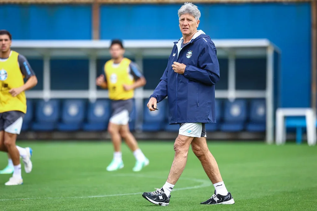 Sem laterais titulares, Renato convoca jovens da base para jogo contra o Remo