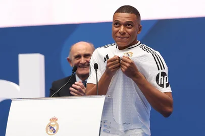 Mbappé foi apresentado no Santiago Bernabéu e não conteve a emoção.