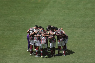 MIAMI GARDENS, FLORIDA - JUNE 25: Players of Fluminense FC form a huddle prior to the FIFA Club World Cup 2025 group F match between Mamelodi Sundowns FC and Fluminense FC at Hard Rock Stadium on June 25, 2025 in Miami Gardens, Florida.   Dan Mullan/Getty Images/AFP (Photo by Dan Mullan / GETTY IMAGES NORTH AMERICA / Getty Images via AFP)<!-- NICAID(16067363) -->