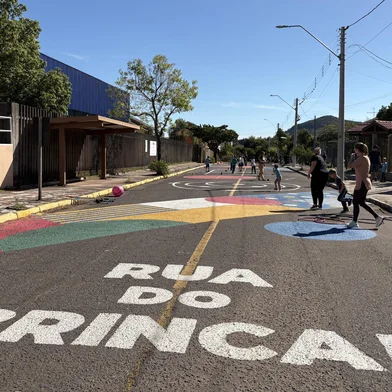 Projeto Rua do Brincar, no centro de Morro Reuter, busca promover e incentivar as brincadeiras lúdicas entre as crianças longe das telas.<!-- NICAID(16154625) -->